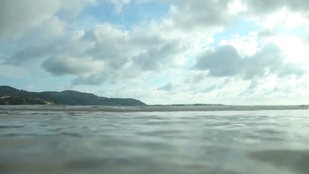 Beaux nuages et vagues de la mer. Plage tropicale avec sable jaune . — Video