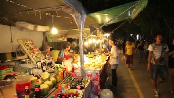 Mercado noturno aniversário o rei da Tailândia. Phuket, Tailândia 5 de dezembro de 2014 — Vídeo de Stock