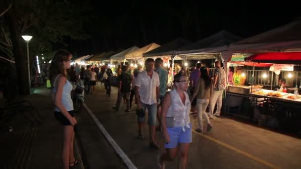 Nacht markt verjaardag van de koning van Thailand. Phuket, Thailand, 5 december 2014 — Stockvideo