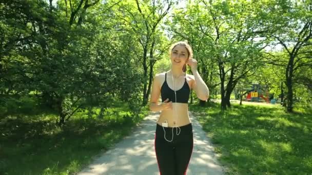 Athletic kvinna kör utomhus. Ung kvinna jogging på park. Åtgärder och hälsosam livsstilskoncept. — Stockvideo