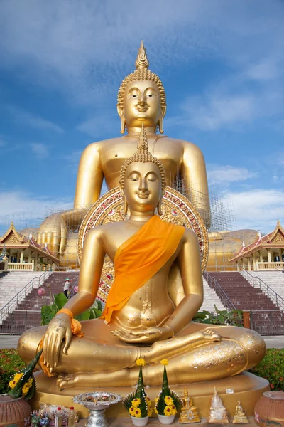 Estatua de buda de oro en templo tailandés . — Foto de Stock
