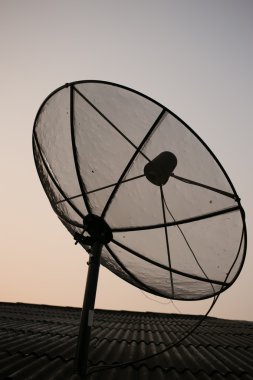 Uydu çanağı günbatımı gökyüzü ile.