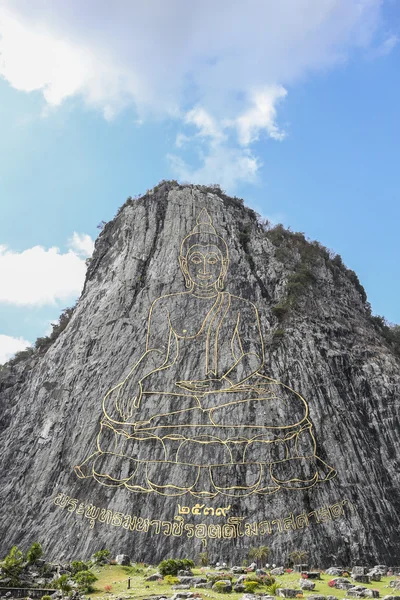 Кхао Чи Чан - Будда, вырезанный и инкрустированный золотом на скале . — стоковое фото
