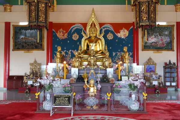 Zlatá socha Buddhy v thajském chrámu. — Stock fotografie