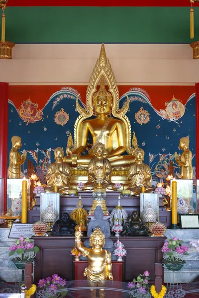 Χρυσό άγαλμα του Βούδα στην ταϊλανδική ναός. — Φωτογραφία Αρχείου