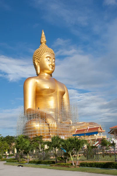 Grande Buda dourado na Tailândia . — Fotografia de Stock