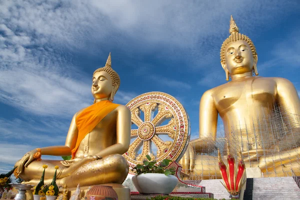 Grande Buda dourado na Tailândia . — Fotografia de Stock