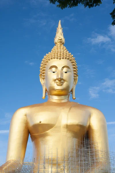 Grote gouden Boeddha in Thailand. — Stockfoto