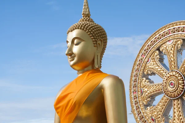 Großer goldener Buddha in Thailand. — Stockfoto
