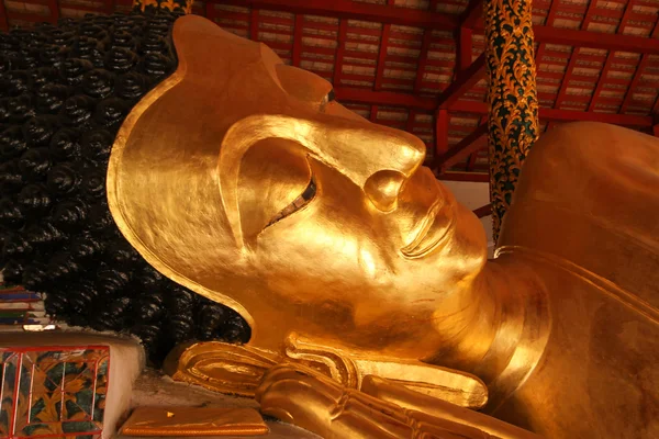 Лежачого Будди золота статуя. — стокове фото