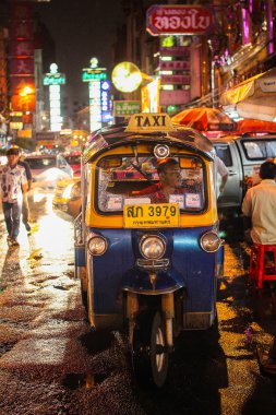 Tuk Tuk gece yağmur