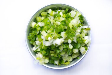 Yeşil soğan veya rendelenmiş soğan 