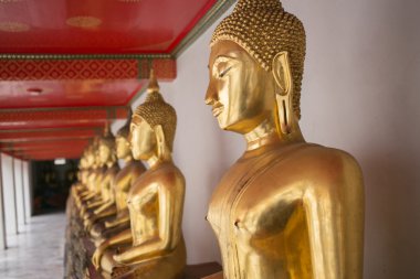 Buda heykeli bodur duruş, Wat Arun, Bangkok Tayland.