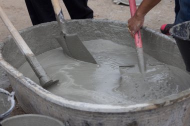 insanlar yardım birlikte çimento karıştırma.