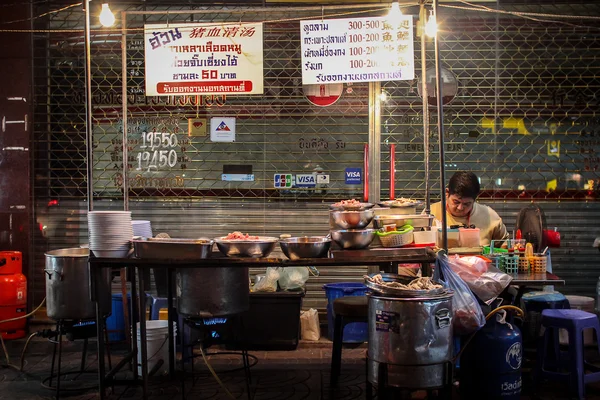 Bangkok, Tayland - 18 Eylül 2013:Roadside gıda tezgahları Bangkok Çin Town(Yaowarach), gece sahne. — Stok fotoğraf
