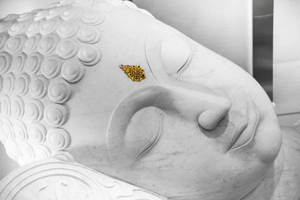 Hermoso blanco durmiendo paz buddha cara . — Foto de Stock