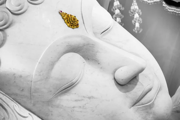 Красивий білий спальний мир Будда обличчя . — стокове фото