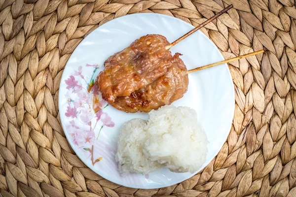 Carne di maiale alla griglia e riso appiccicoso — Foto Stock