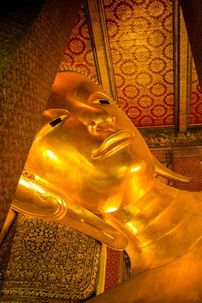 Buda dourado reclinado em Wat Pho — Fotografia de Stock