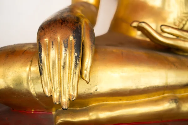 Rechterhand van Old Gold Boeddha standbeeld zitten cross-legged. — Stockfoto
