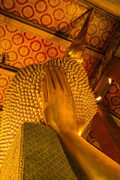 Goldener Buddha im wat pho liegend — Stockfoto