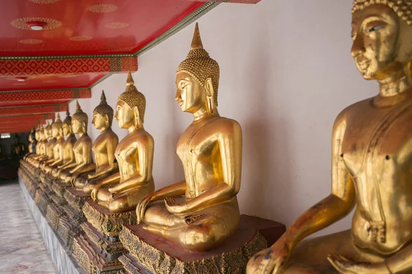 와트 아 룬, 태국 방콕에서 부처님 동상 웅 크린 자세. — 스톡 사진