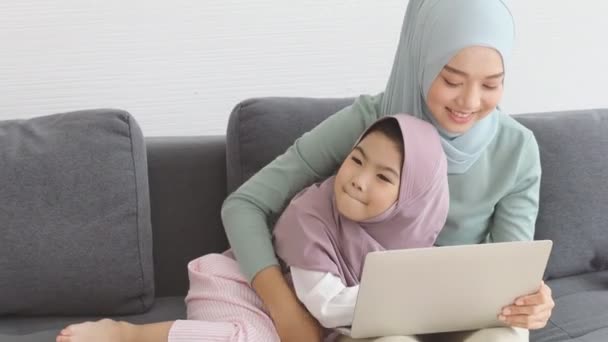Mère Musulmane Femme Jouant Ordinateur Portable Maison Avec Son Enfant — Video