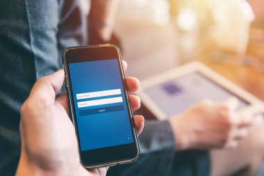 Uygulama yazılımı güvenlik giriş ekranı olan smatphone 'u kapalı tut.