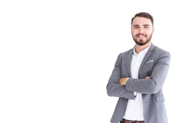 Beyaz arka planda izole edilmiş, gülümseyen kollar çapraz duruş..