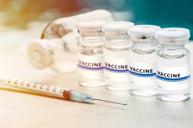 RSV ve Corona virüsü ilaç konsepti için şırınga iğnesiyle aşı dozu.