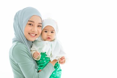 Müslüman aile ya da İslam anne beyaz arka plan üzerinde duran bebek metin için.