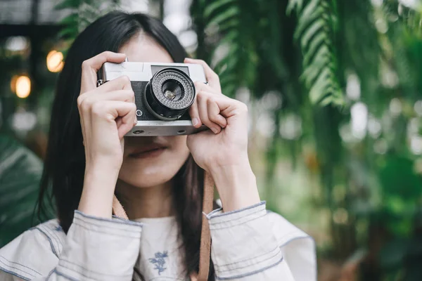 Hipster Woman Using Vintage Film Camera Take Picture Nature Landscape — Stock Photo, Image