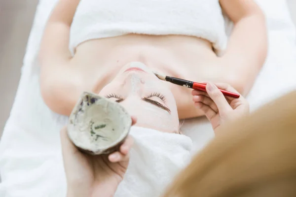 Pele Facial Spa Massagem Mão Closeup Aplicar Aroma Mistura Creme — Fotografia de Stock
