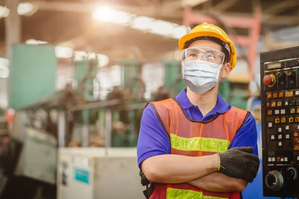 Trabalhador Asiático Vestindo Máscara Facial Descartável Escudo Facial Hepa Para — Fotografia de Stock