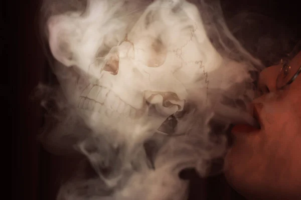 Closeup Mulher Fumar Liberar Fumaça Overlay Com Crânio Para Morte — Fotografia de Stock