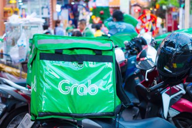 Grab Holding Singapur 'dan bisikletli ya da yiyecek teslimatçısı getir. Doğu Asya ülkelerinin en popüleri. 20 Kasım 2020, Bangkok, THAILAND.