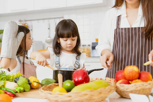 Pequena Menina Crianças Gostam Jogar Cozinhar Com Mãe Irmã Mais — Fotografia de Stock