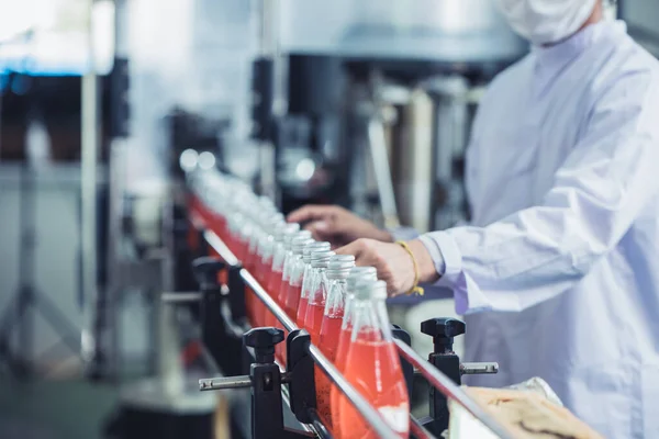 Drickfabrik Närbild Hygienarbetare Arbetar Kontroll Juice Glas Buteljeras Produktionslinjen — Stockfoto