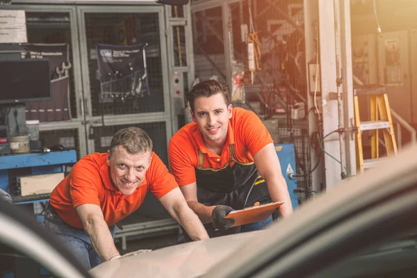 Auto Meccanico Lavoratore Squadra Felice Lavoro Manutenzione Del Servizio Auto — Foto Stock