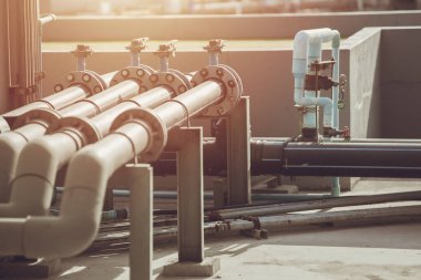 Binanın çatısındaki eski su borusu sistemi. Klasik renk tonu..