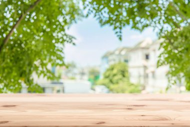 Ürün tanıtım şablonu için ahşap masa önplanı ile yeşil kasaba ev ekonomisi toplumu geçmişi bulanıklaştırıyor