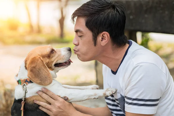 Asiatique Homme Adorable Mignon Jouer Baiser Avec Son Chiot Animal — Photo