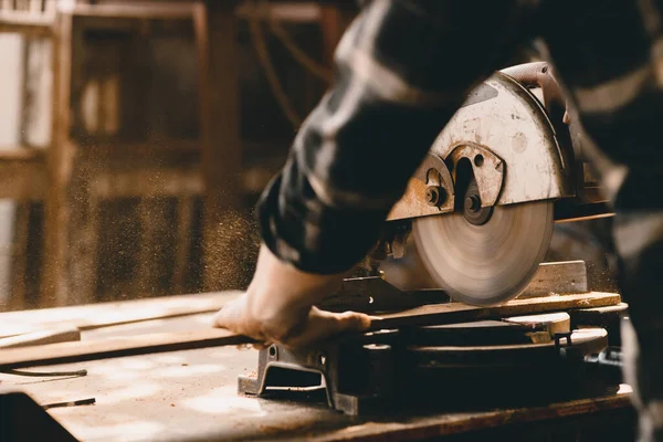 Карпентер Допомогою Electric Wood Cutter Робить Дерев Яні Меблі Майстерні — стокове фото