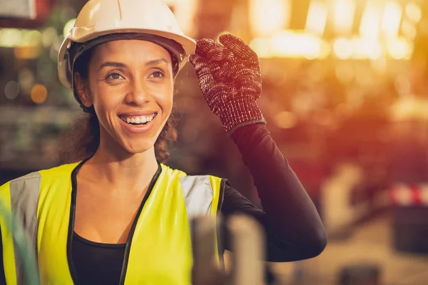 Afroamerikanerin Glücklich Arbeiter Engineering Arbeitet Lächeln Arbeit Schwerindustrie Fabrik Mit — Stockfoto