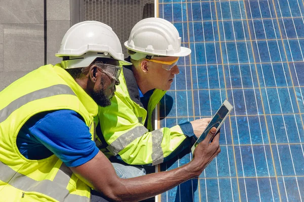 Tekniker Underhåll Solpanel Och Kontrollera Cell Arbetar Med Tablett För — Stockfoto