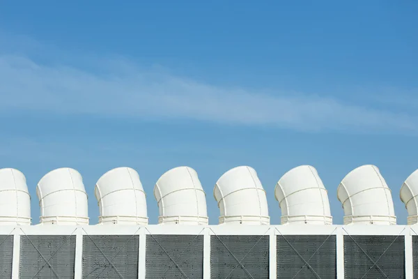 Hvac Léghűtési Torony Kültéri Nagyméretű Légkondicionáló Hűtési Egységek Épület Tetején — Stock Fotó