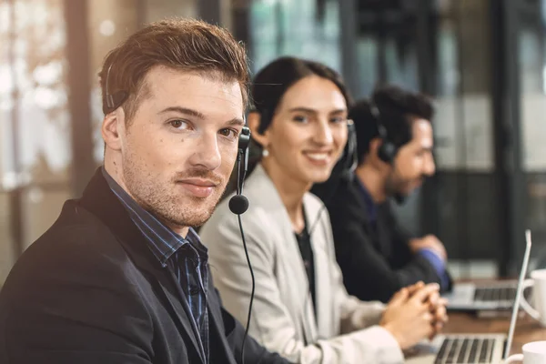 Trabalho Equipe Operador Sorriso Feliz Business Call Center Help Desk — Fotografia de Stock