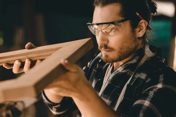 Carpenter Man Professional Skilled Wood Work Looking Detail Masterpiece Woodcraft — Stock Photo, Image