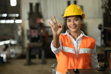 Asyalı kadın işçi eli tamam ya da iyi iş çıkardı. Fabrikada sorun çıkmadı..