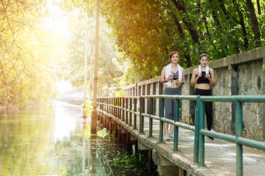 Kadınlar sabah koşuyor ya da koşuyor kırsal alanda yeşil doğa geçmişi var.